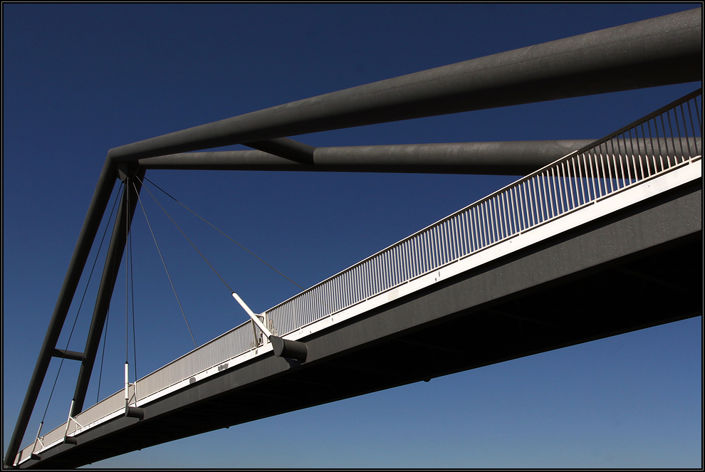 Moderne Fußgängerbrücke im Düsseldorfer Medienhafen