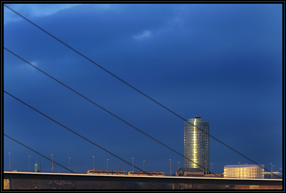 Die U75 auf der Oberkasseler Brücke