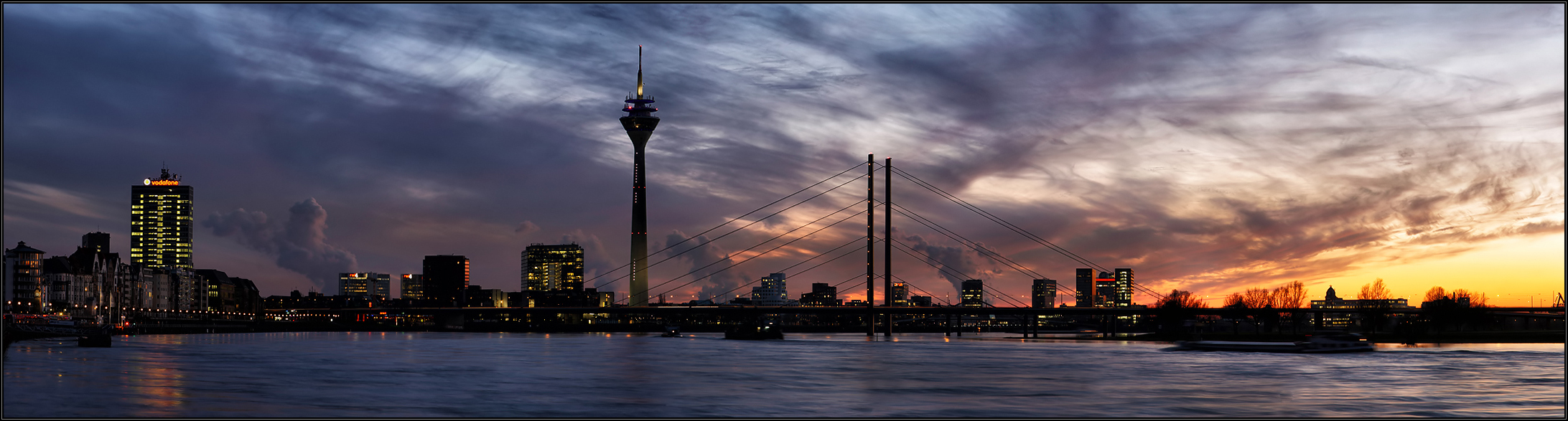 Düsseldorf am Rhein  (Panorama-Aufnahme)