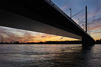 Oberkasseler Brücke am Rhein bei Düsseldorf 